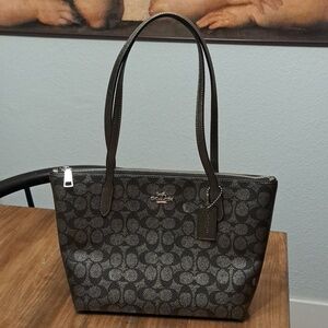 Coach Fiona Zip Tote Bag in Signature Canvas Silver And Black Like New🖤🩶2024